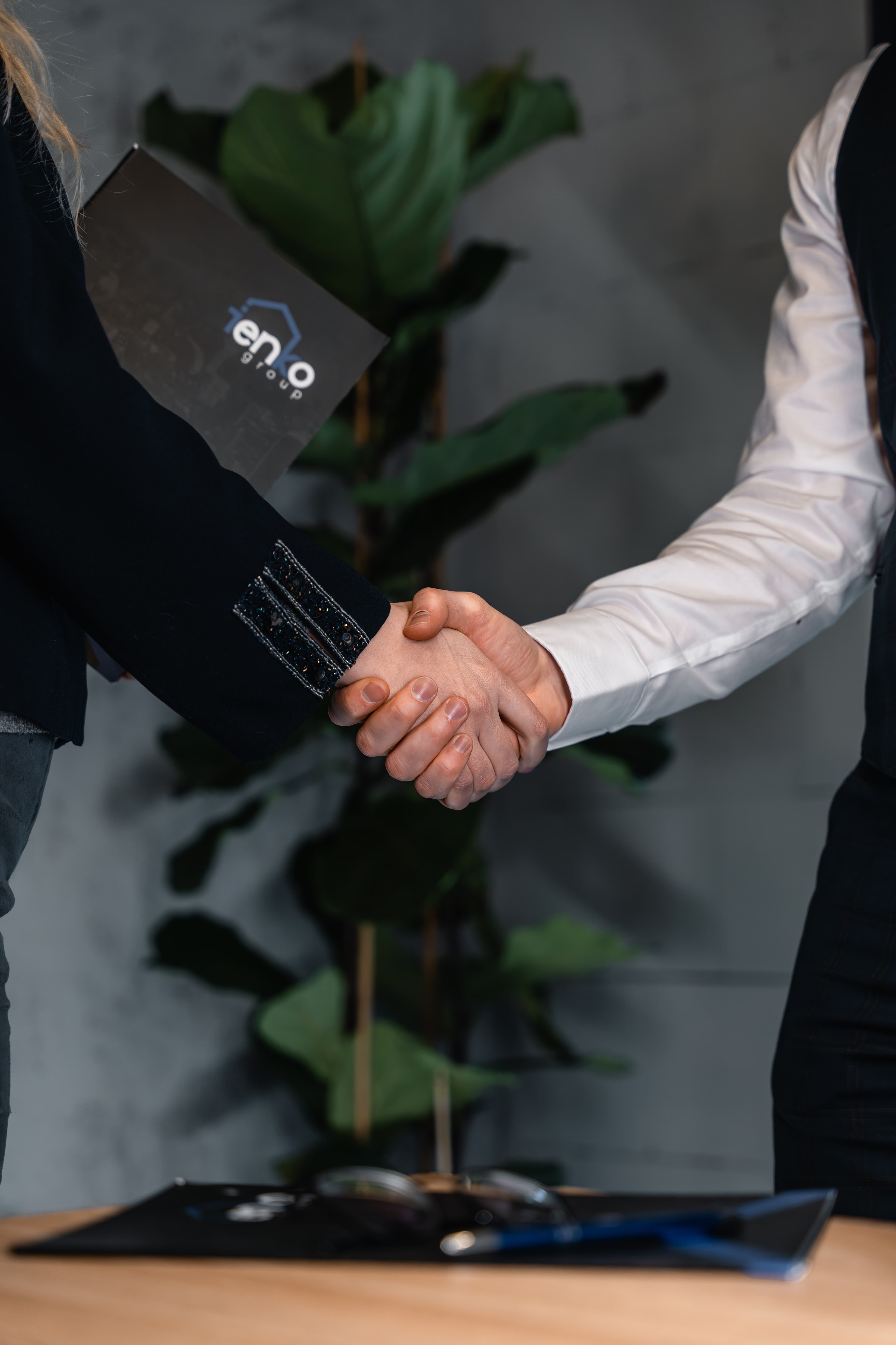 Uścisk dłoni z klientem w biurze ienko group