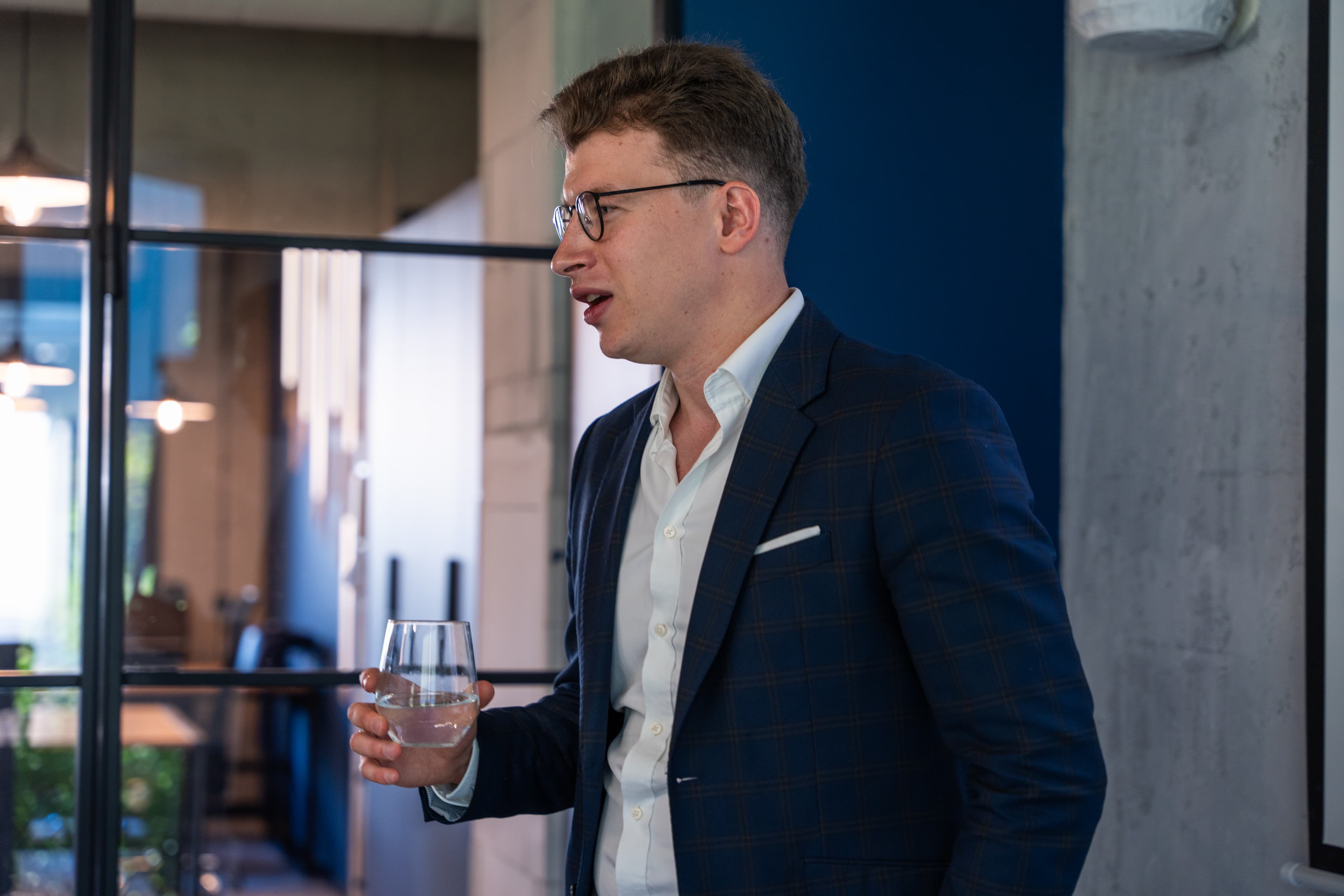 Roman Saienko mówi podczas spotkania w biurze